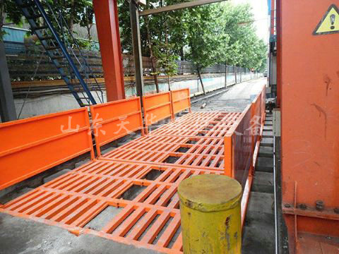 點擊查看詳細信息<br>標題：濟寧唐口煤礦4X12米煤礦專用洗車機 閱讀次數：2387